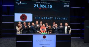  The Mohawk Council of Kahnawà:ke, joined Robert Peterman, Chief Commercial Officer, Toronto Stock Exchange, to close the market and celebrate the Kahnawà:ke Sovereign Wealth Fund.